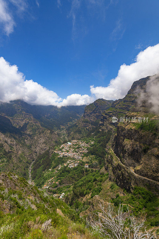 Miradouro do Curral das Freiras的视角与壮观的尼姑山谷在马德拉岛